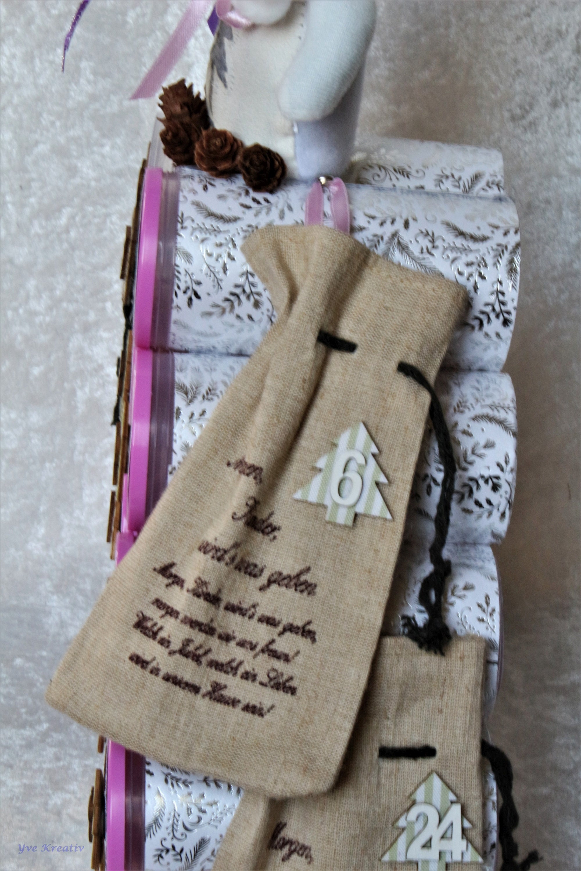 Adventskalender aus Dosen und Jutesäckchen Adventskalender aus Dosen und Jutesäckchen
