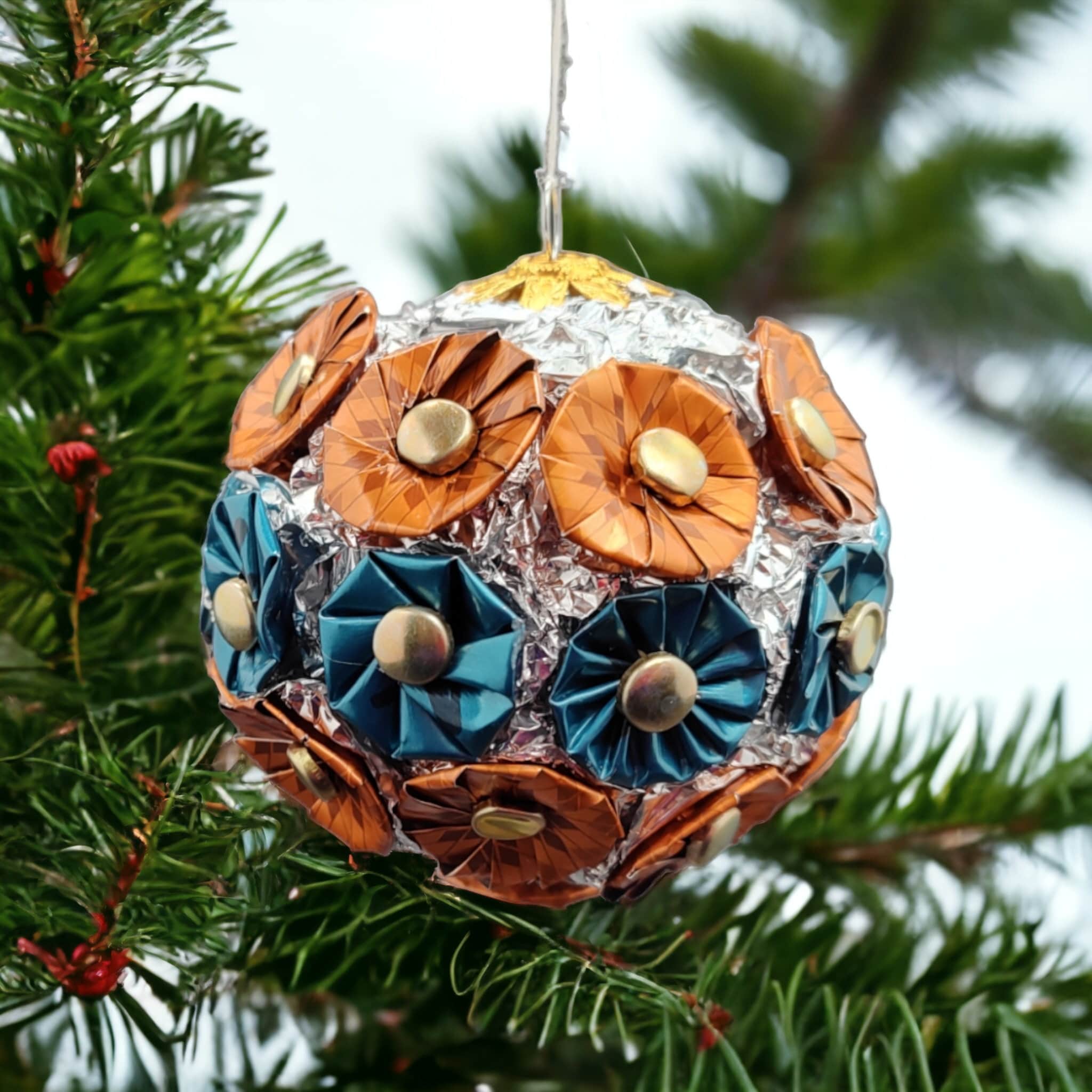 Weihnachtskugel Upcycling aus Kaffeekapseln / Dekokugel