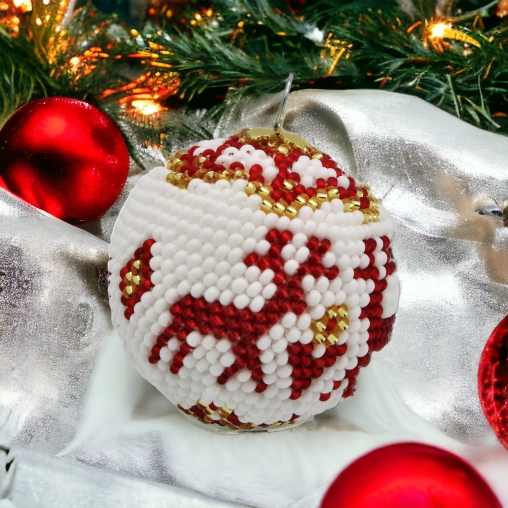 Kugel - Weihnachtskugel - Christbaumkugel 4,7 cm groß - mit 2,6 mm Rocailles Perlen gehäkelt