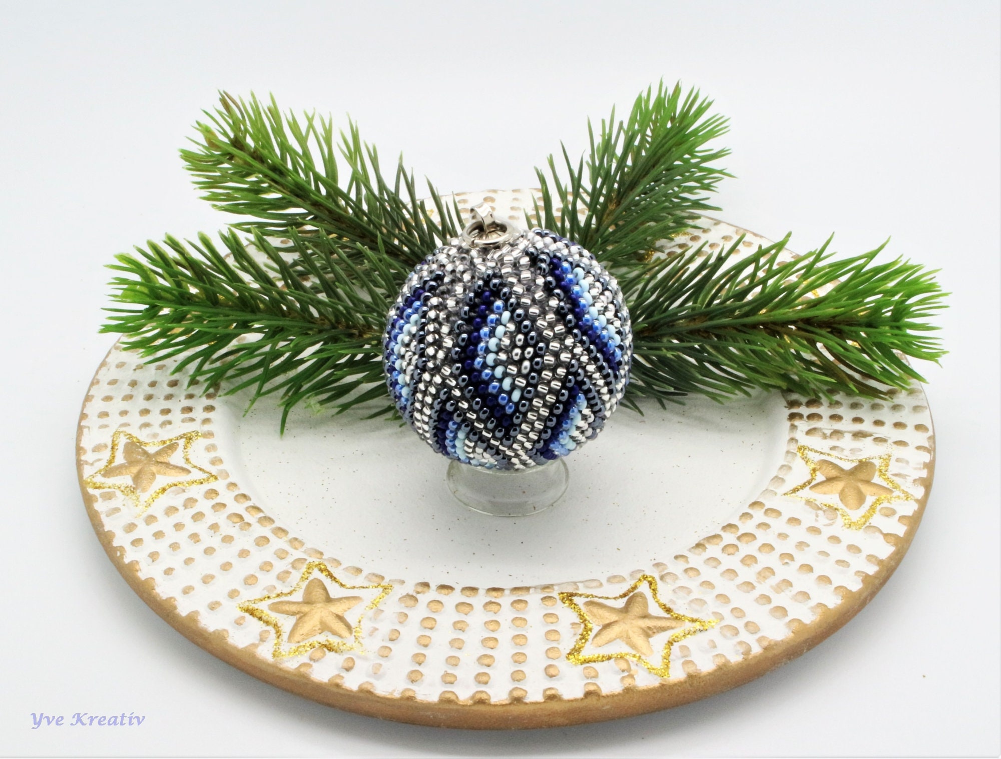 Kugel - Weihnachtskugel - Christbaumkugel 4,7 cm groß - mit 2,6 mm Rocailles Perlen gehäkelt