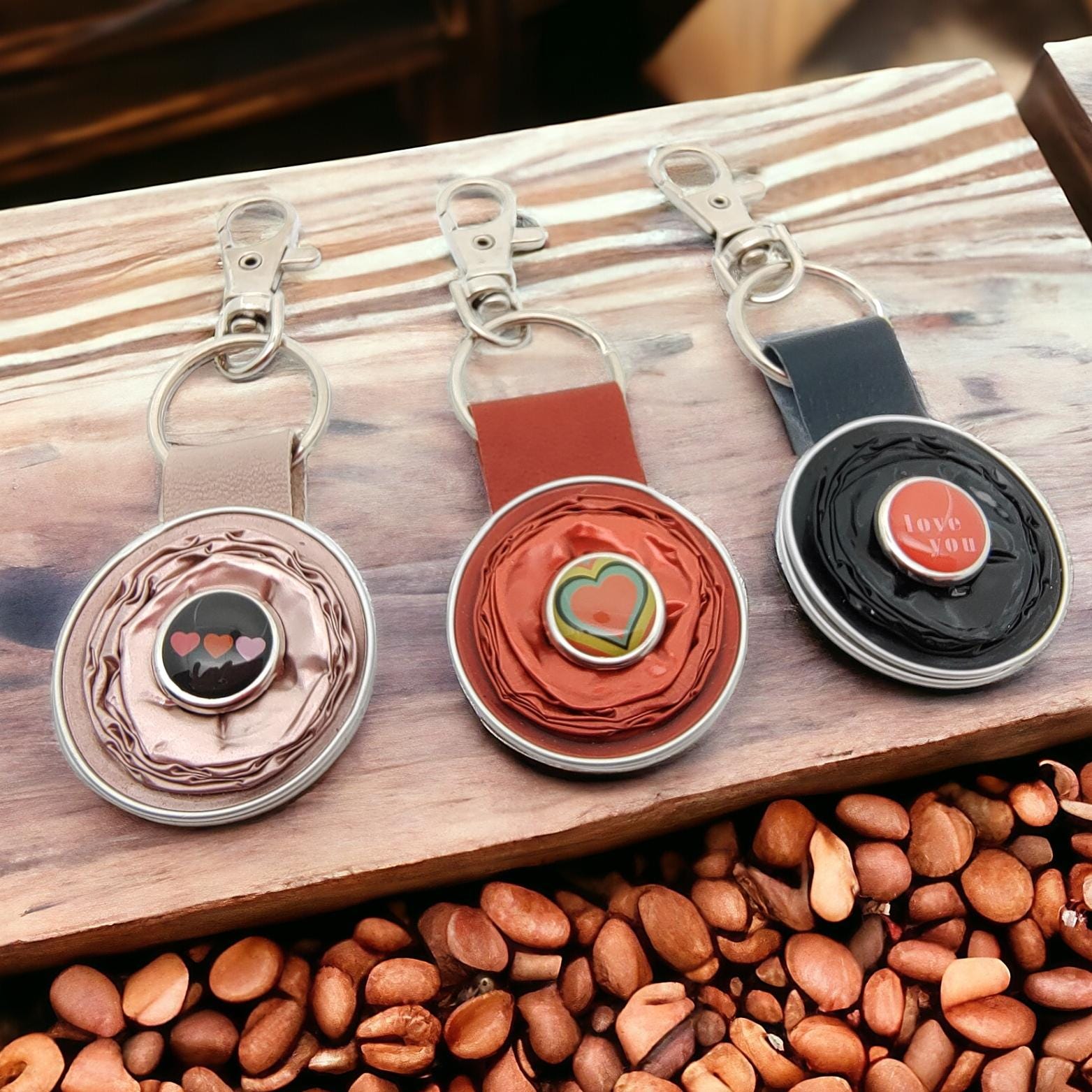 Schlüsselanhänger aus Kaffeekapseln und Leder, Karabineranhänger, Taschenbaumler Upcycling Anhänger  #1836437675