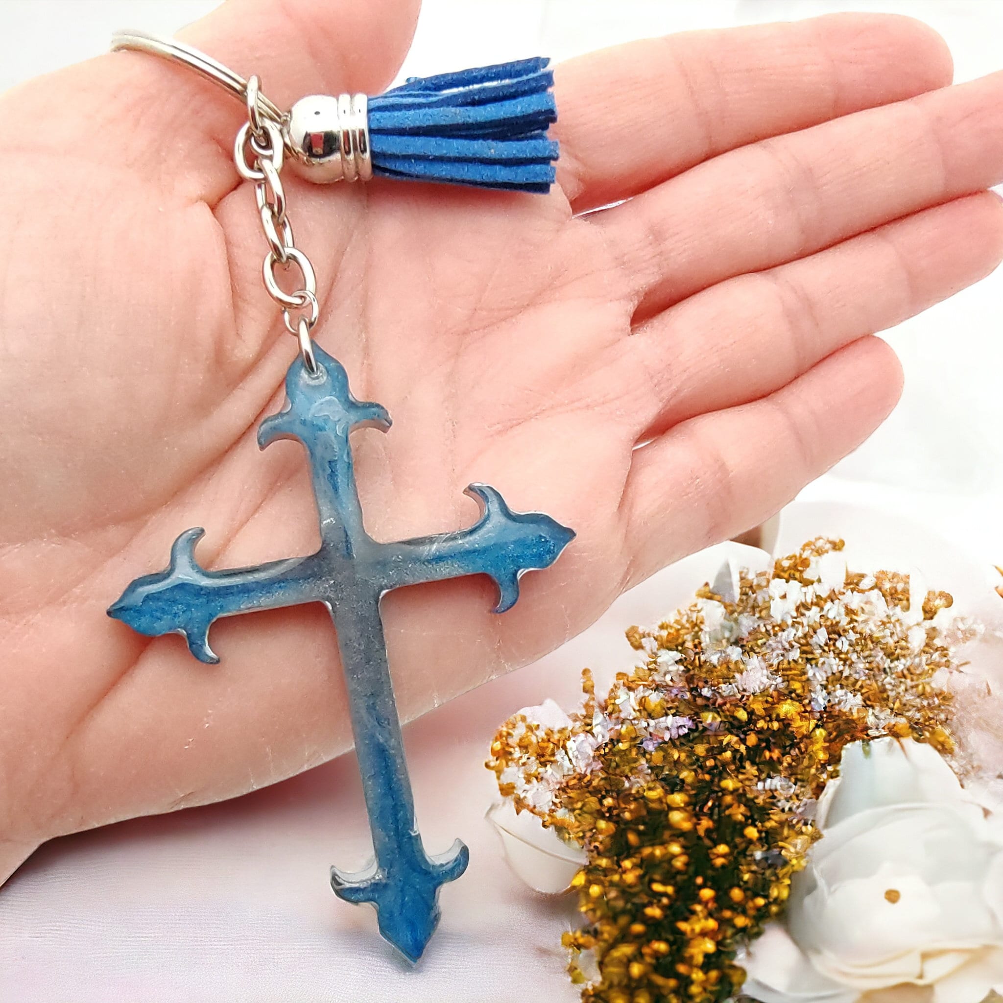 Schlüsselanhänger Kreuz aus Epoxidharz mit einer kleinen Quaste Geschenk Kommunion Konfirmation