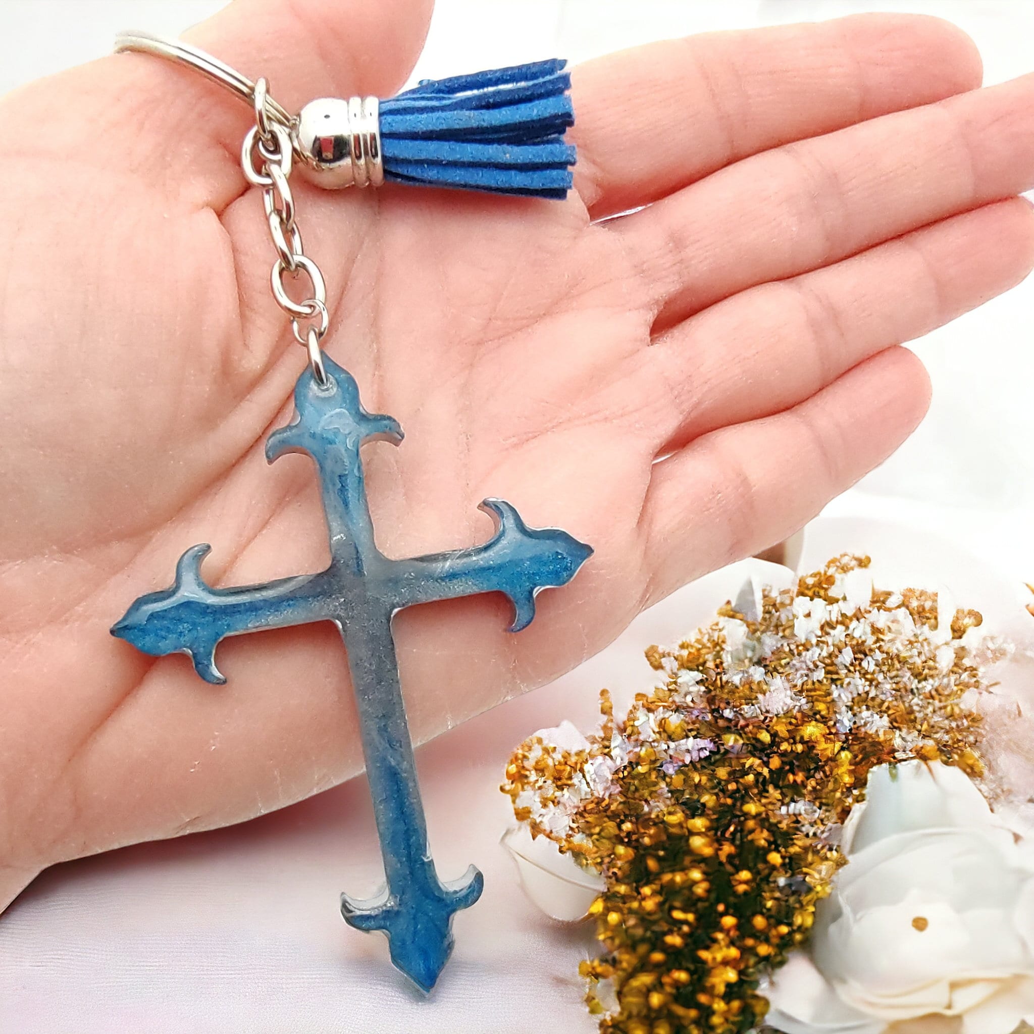 Schlüsselanhänger Kreuz aus Epoxidharz mit einer kleinen Quaste Geschenk Kommunion Konfirmation  #1673905249