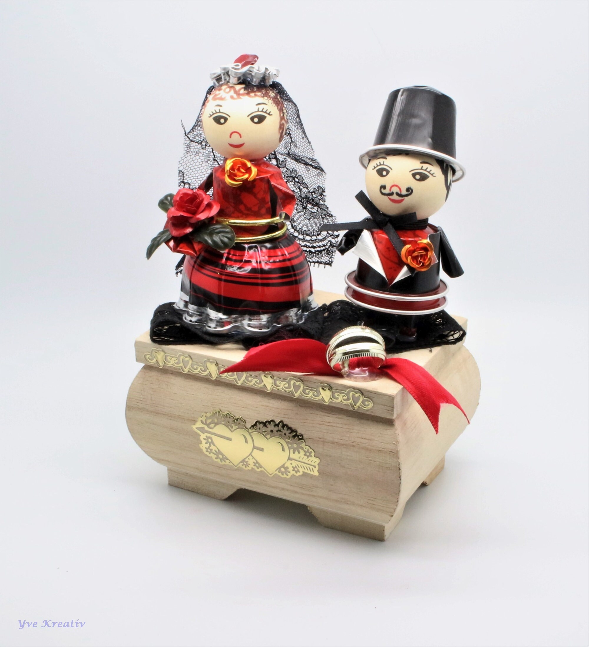 Holztruhe Holzkiste Schatzkiste - Brautpaar aus Kaffeekapseln rot - Geschenk zur Hochzeit