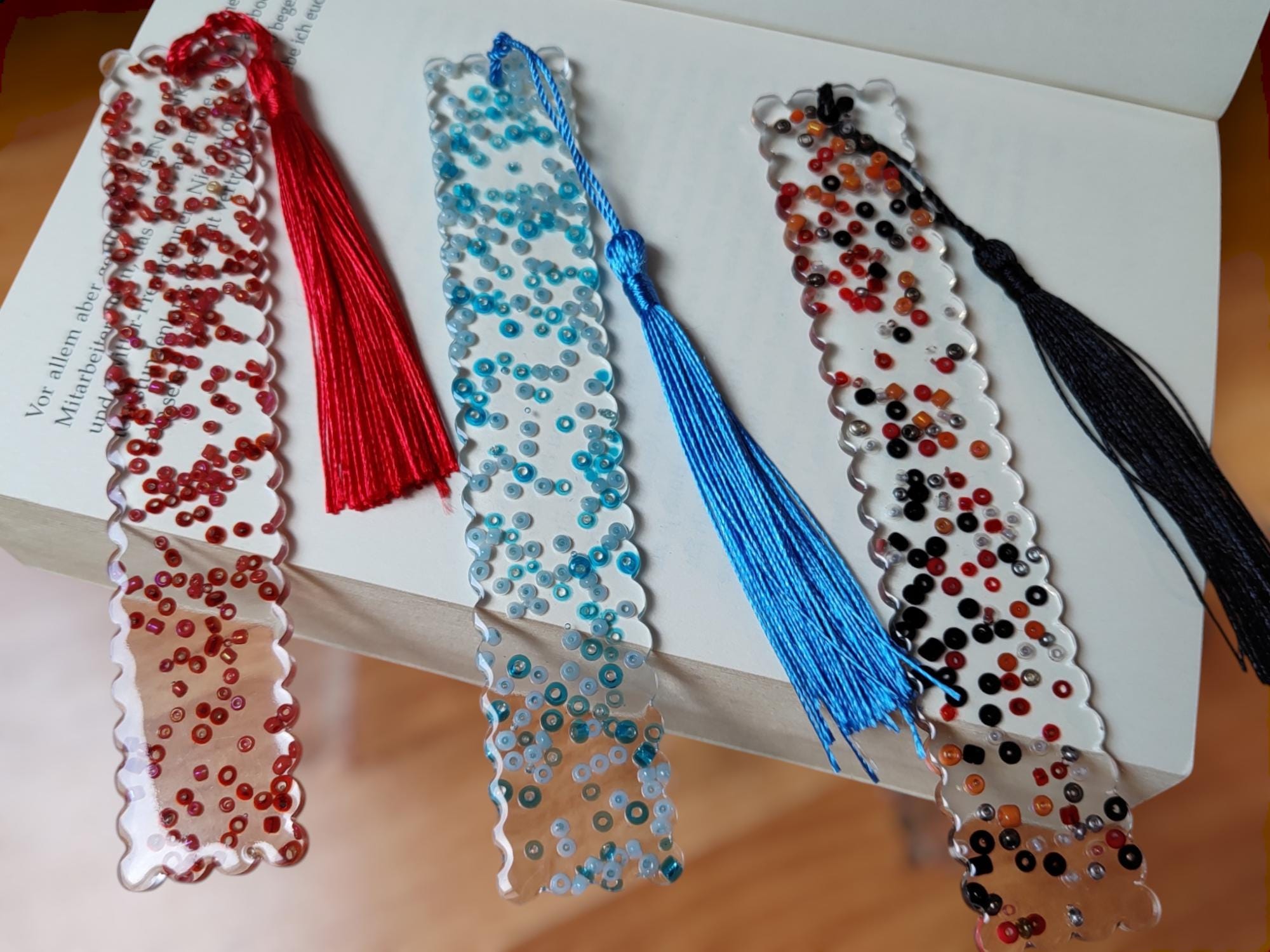 Lesezeichen aus Epoxidharz mit Rocailles Geschenk Geburtstag Mitbringsel zum Buchgeschenk Geschenkidee Buchzeichen transparent #4332559736