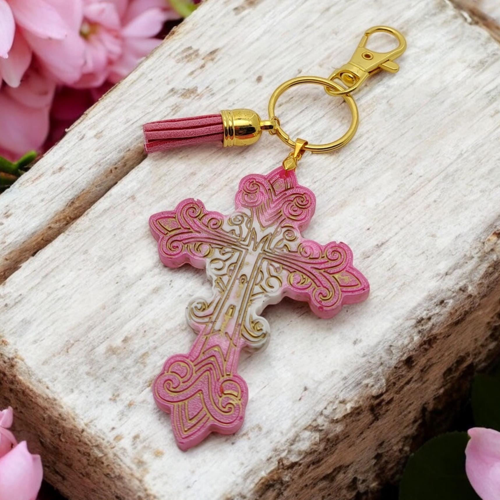 Schlüsselanhänger Kreuz "Glück" aus Epoxidharz mit einer kleinen Quaste und einem Karabiner  #1675260763