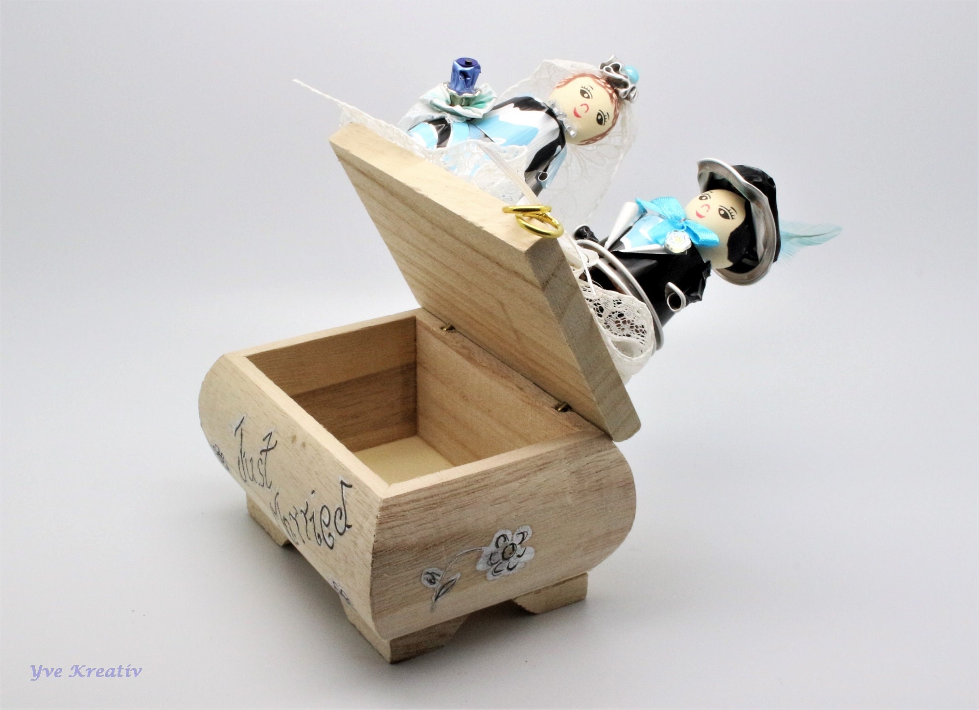 Holztruhe Holzkiste Schatzkiste - Brautpaar aus Kaffeekapseln blau - Geschenk zur Hochzeit Holztruhe Holzkiste Schatzkiste - Brautpaar aus Kaffeekapseln blau - Geschenk zur Hochzeit