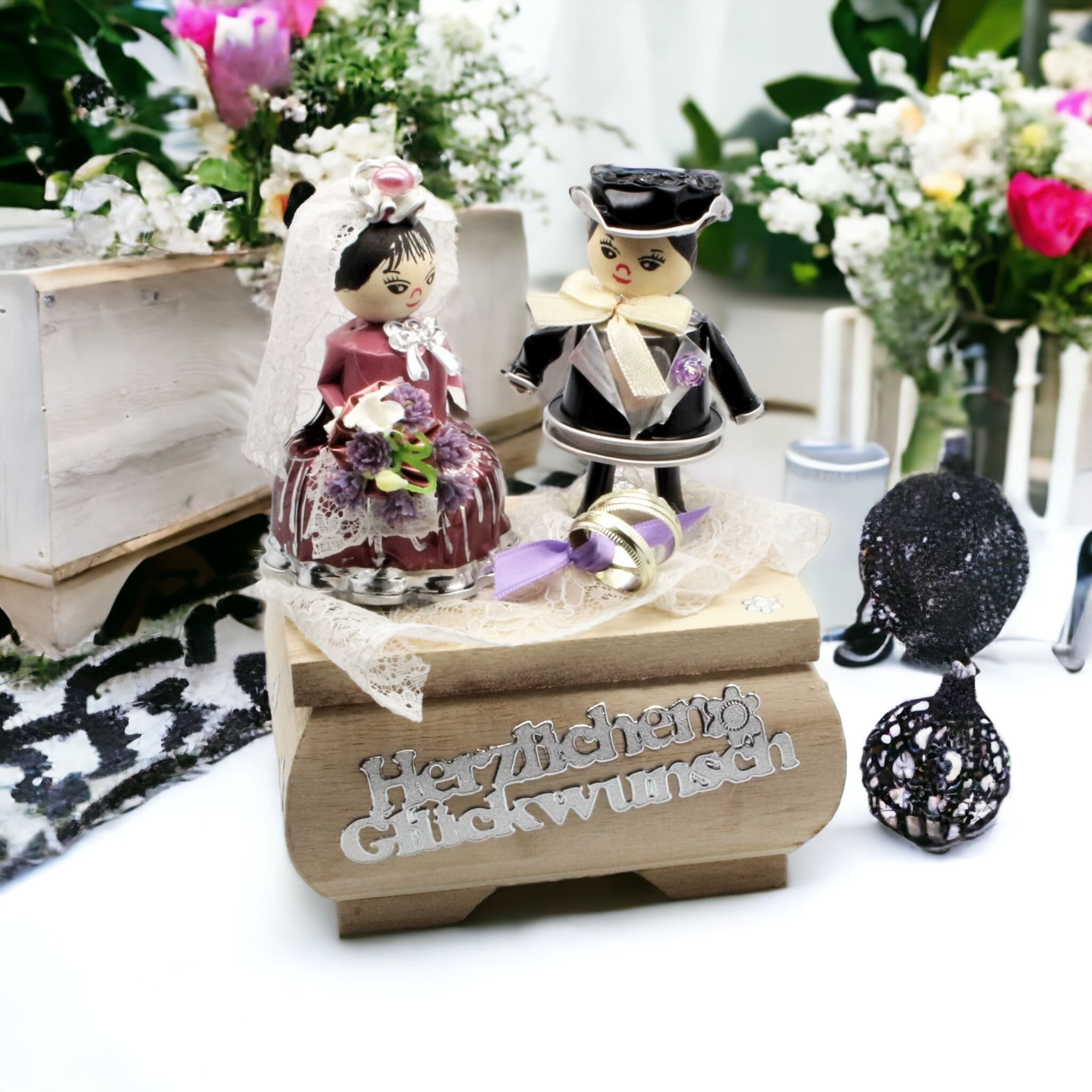 Holztruhe Holzkiste Schatzkiste - Brautpaar aus Kaffeekapseln rosa - Geschenk zur Hochzeit