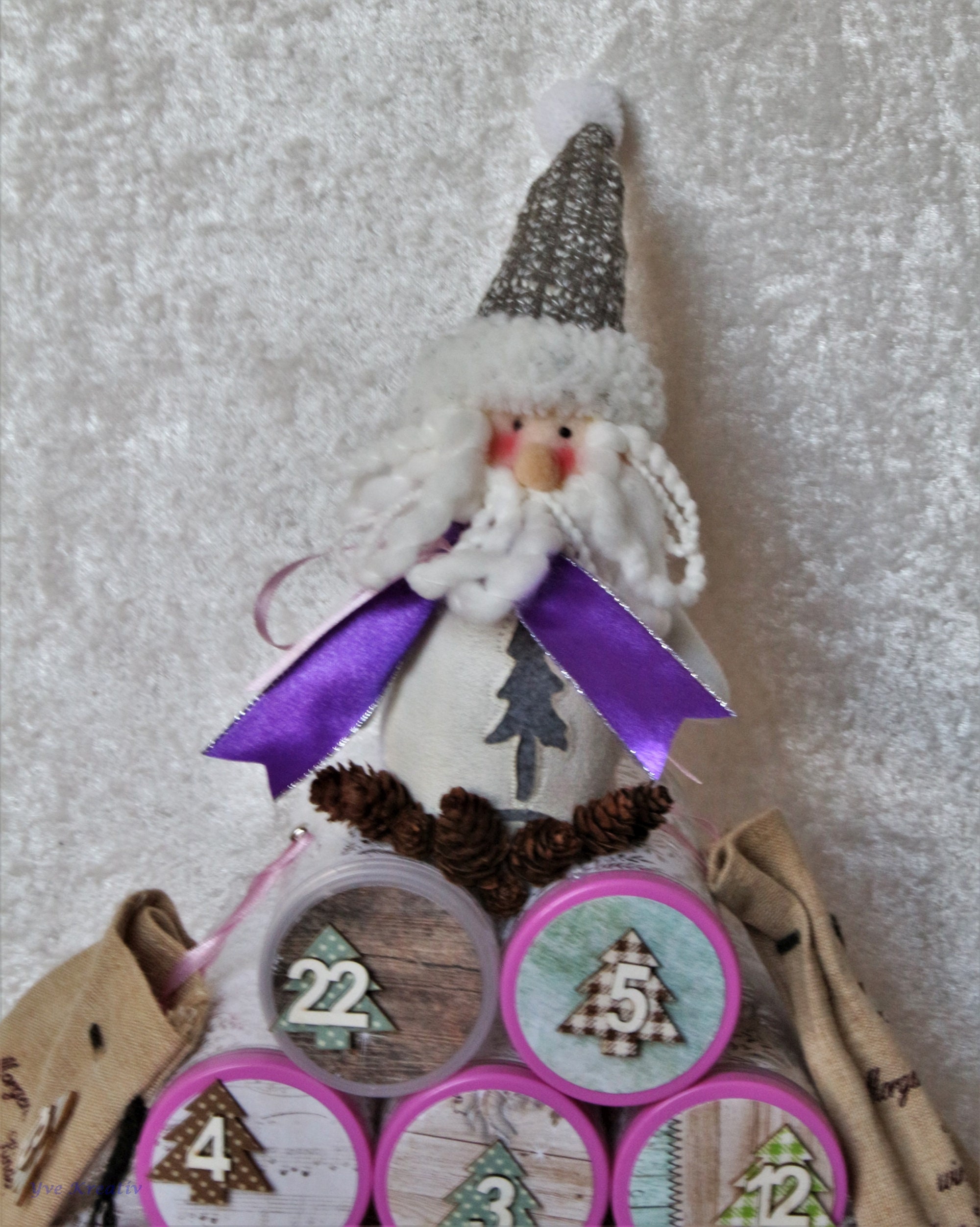 Adventskalender aus Dosen und Jutesäckchen Adventskalender aus Dosen und Jutesäckchen