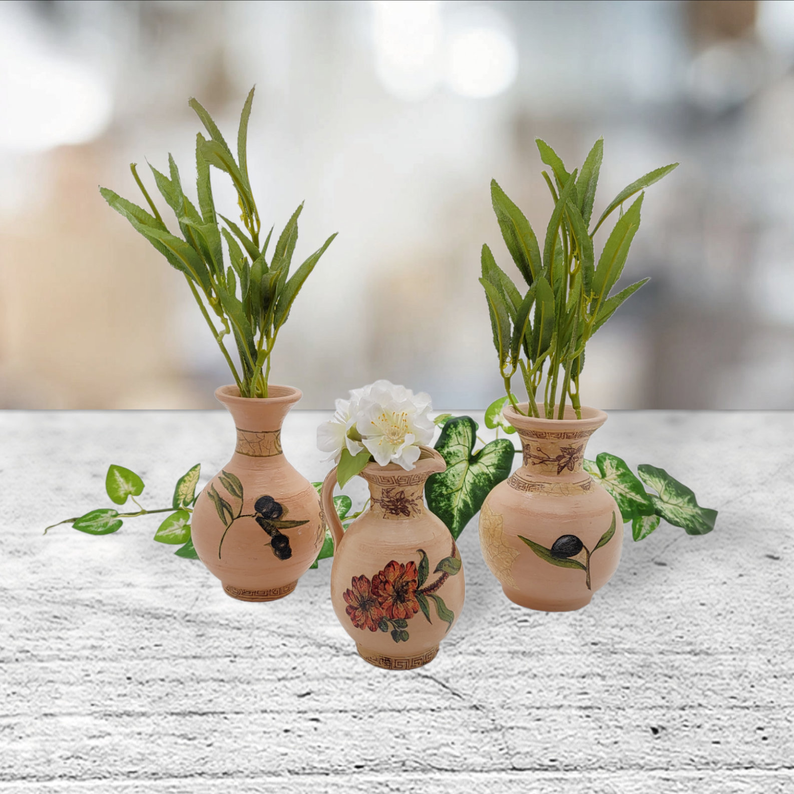 Kleine Ton -Vase verziert mit Serviettentechnik