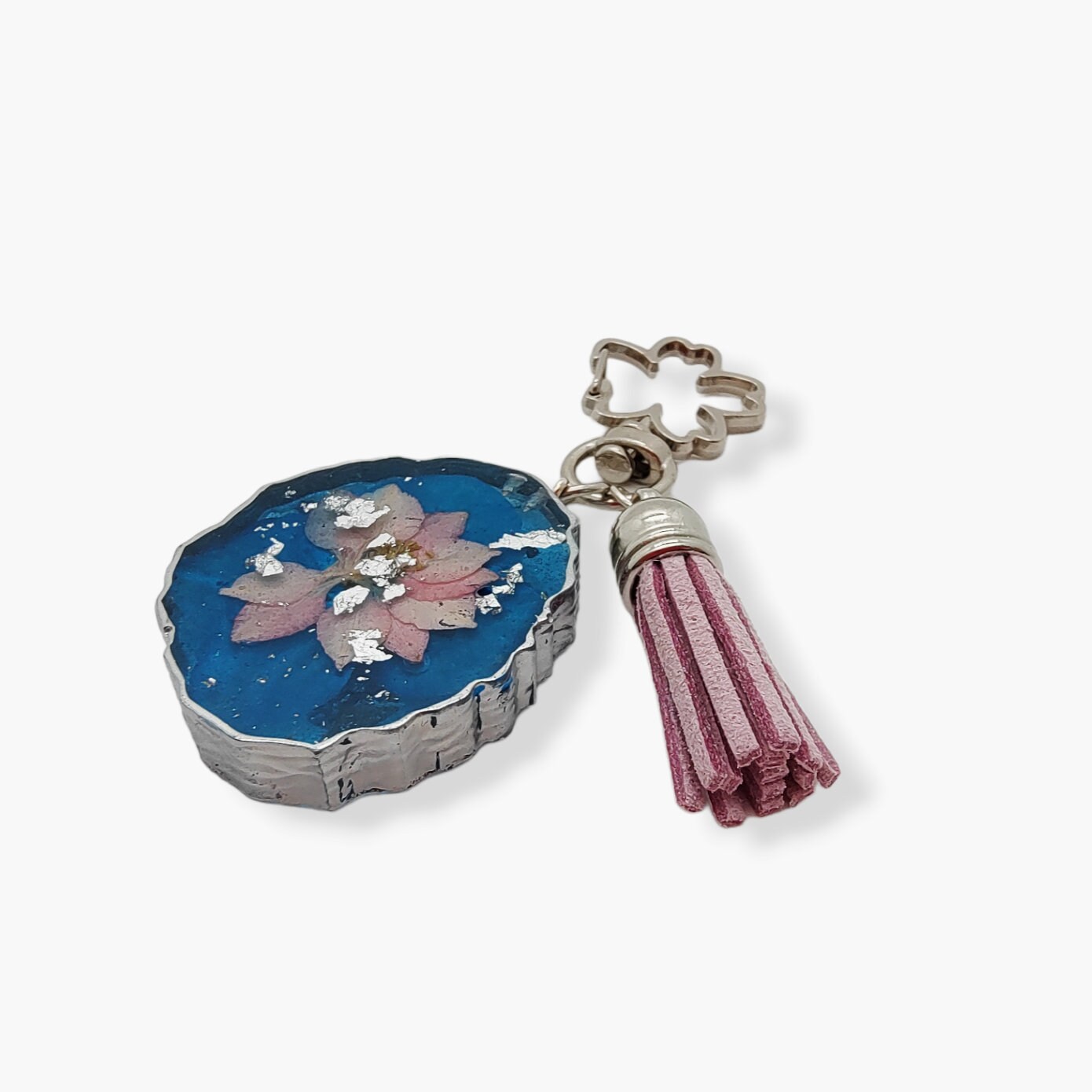 Schlüsselanhänger aus Epoxidharz mit einer kleinen Quaste und einem Motivkarabiner
