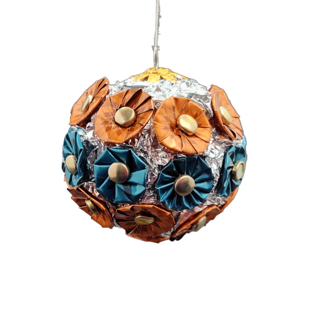 Weihnachtskugel Upcycling aus Kaffeekapseln / Dekokugel