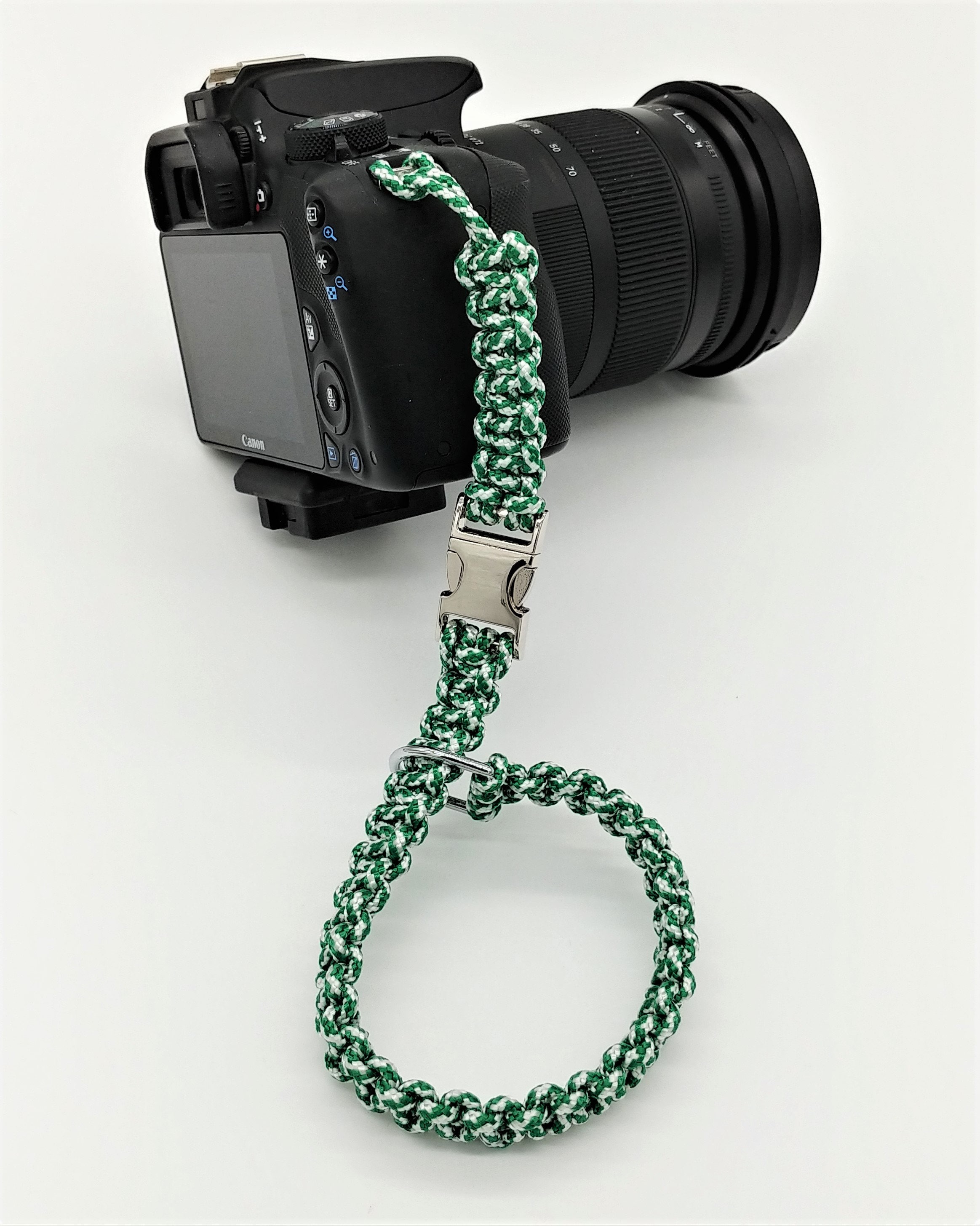 Kamera-Handschlaufe / Kameragurt / Kameraschlaufe geknotet aus Parachute Cord (Fallschirmschnur) mit Klick-Schnellverschluß / Farbe Grün