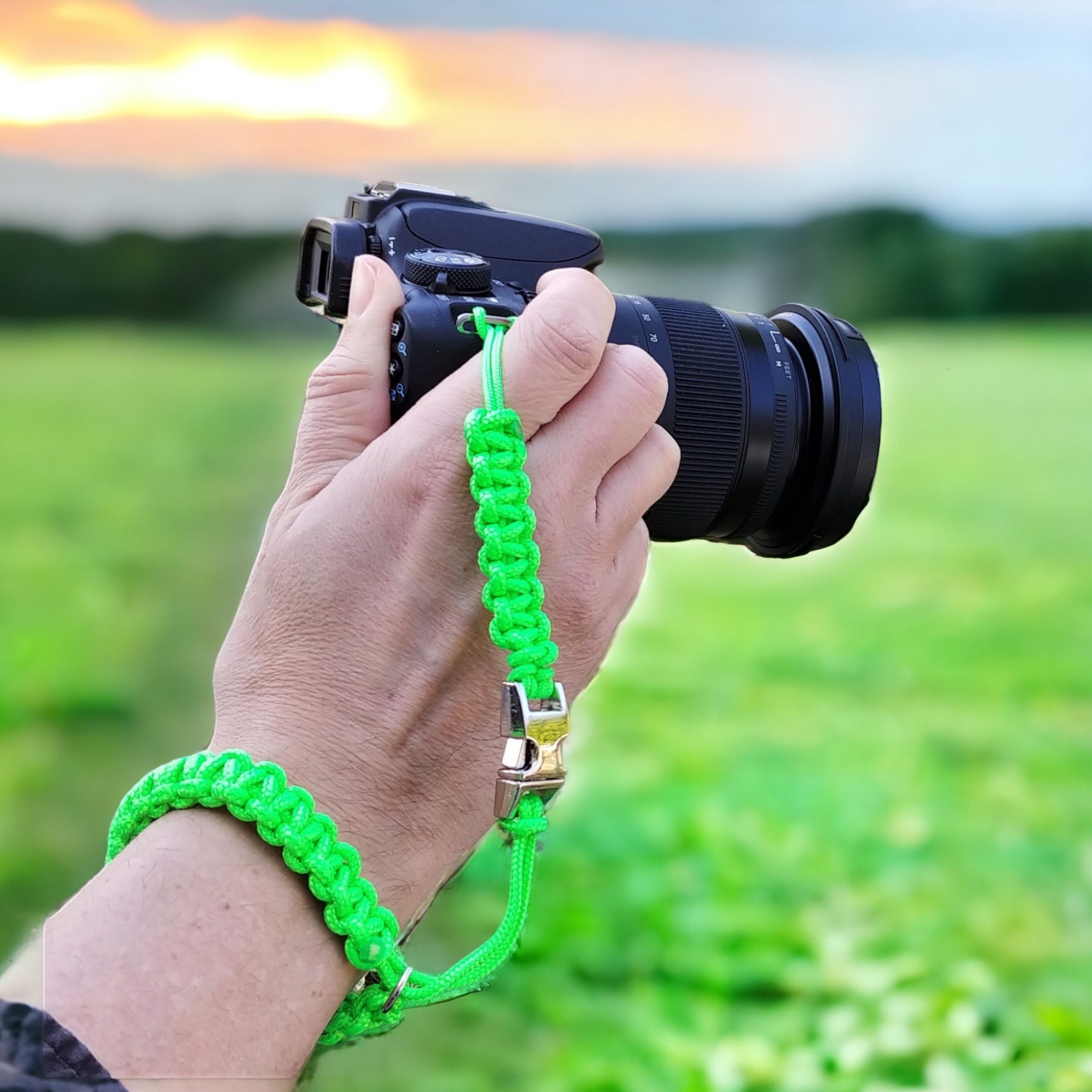Kamera-Handschlaufe /Kameragurt /Kameraschlaufe geknotet aus Parachute Cord (Fallschirmschnur) mit Klick-Schnellverschluß / Farbe Neon Grün