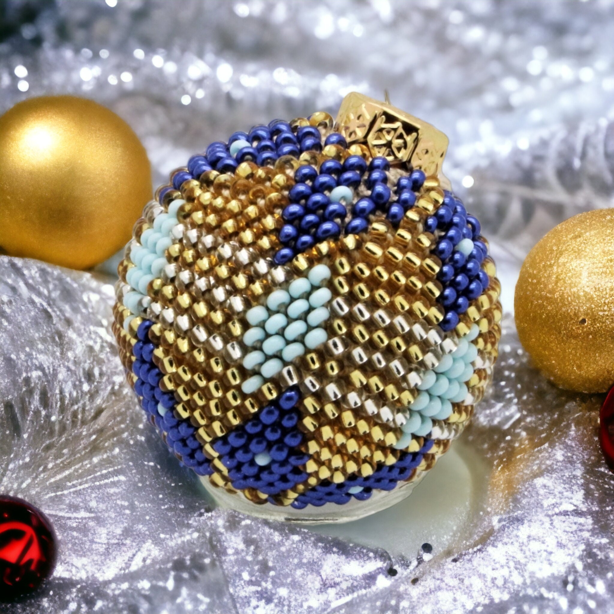 Kugel - Weihnachtskugel - Christbaumkugel 4 cm groß - mit 2,6 mm Rocailles Perlen gehäkelt