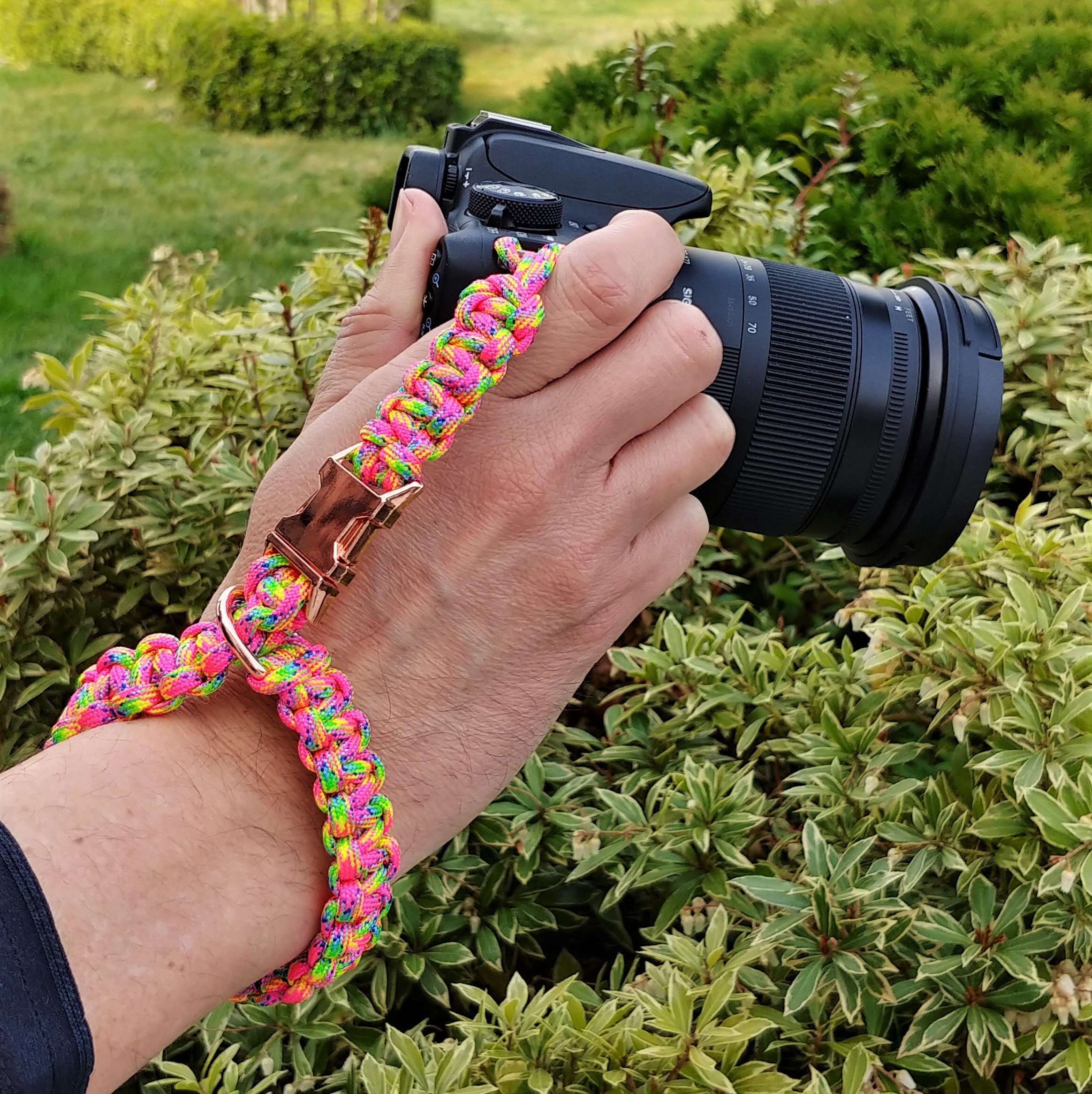 6 tlg. SET Kameragurt inkl. Handschlaufe geknotet aus Parachute Cord (Fallschirmschnur) Kamera Zubehör - Farbe "Pink" 6 tlg. SET Kameragurt inkl. Handschlaufe geknotet aus Parachute Cord (Fallschirmschnur) Kamera Zubehör - Farbe "Pink"