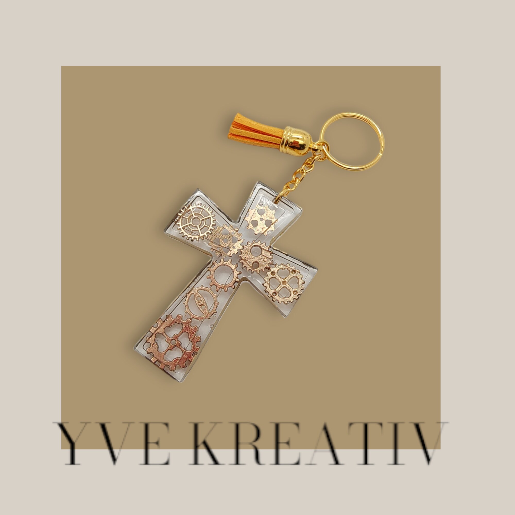 Schlüsselanhänger Kreuz aus Epoxidharz mit einer kleinen Quaste Geschenk Kommunion Konfirmation