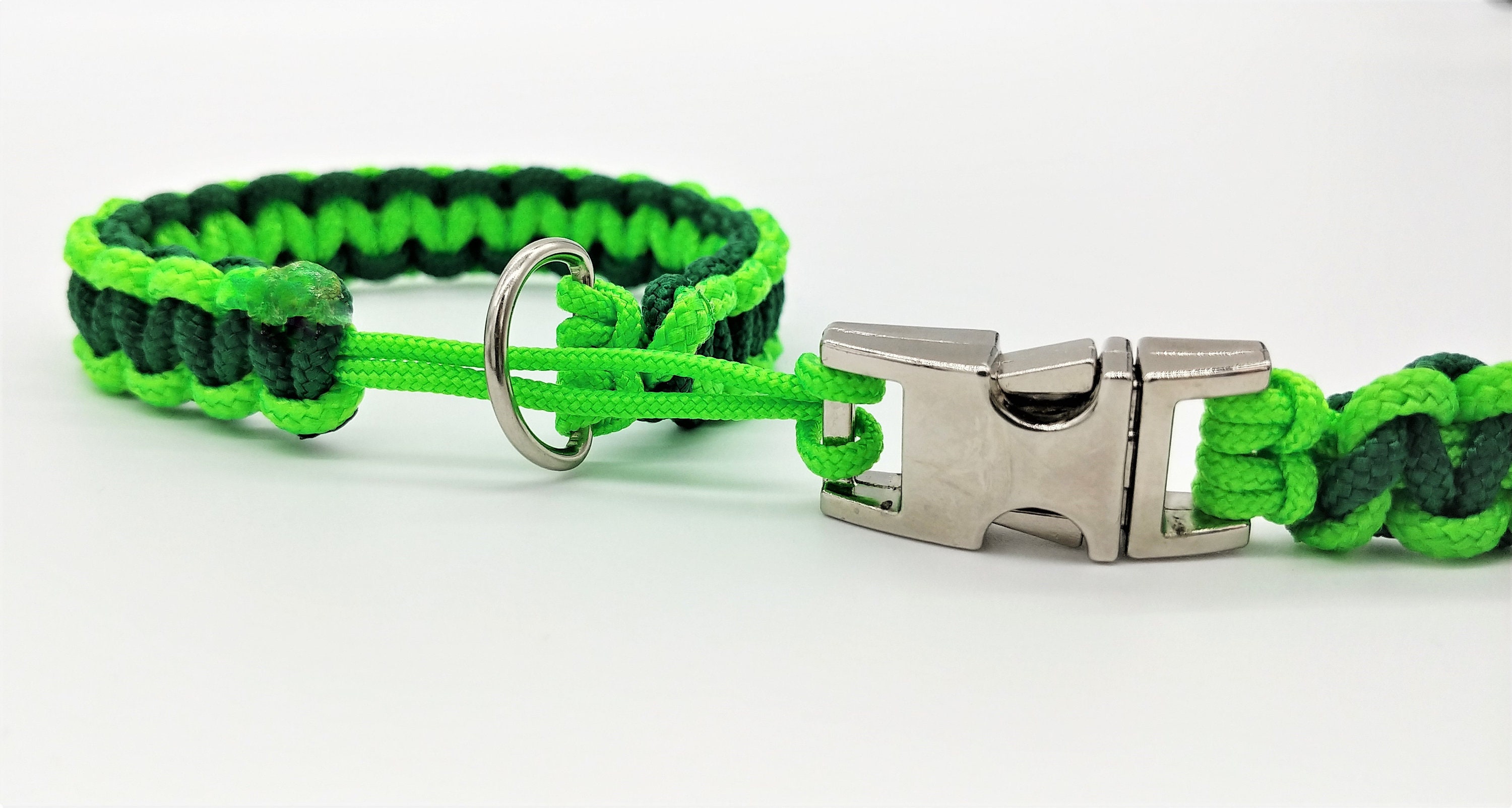 Kamera-Handschlaufe / Kameragurt / Kameraschlaufe geknotet aus Parachute Cord (Fallschirmschnur) mit Klick-Schnellverschluß / Farbe Grün