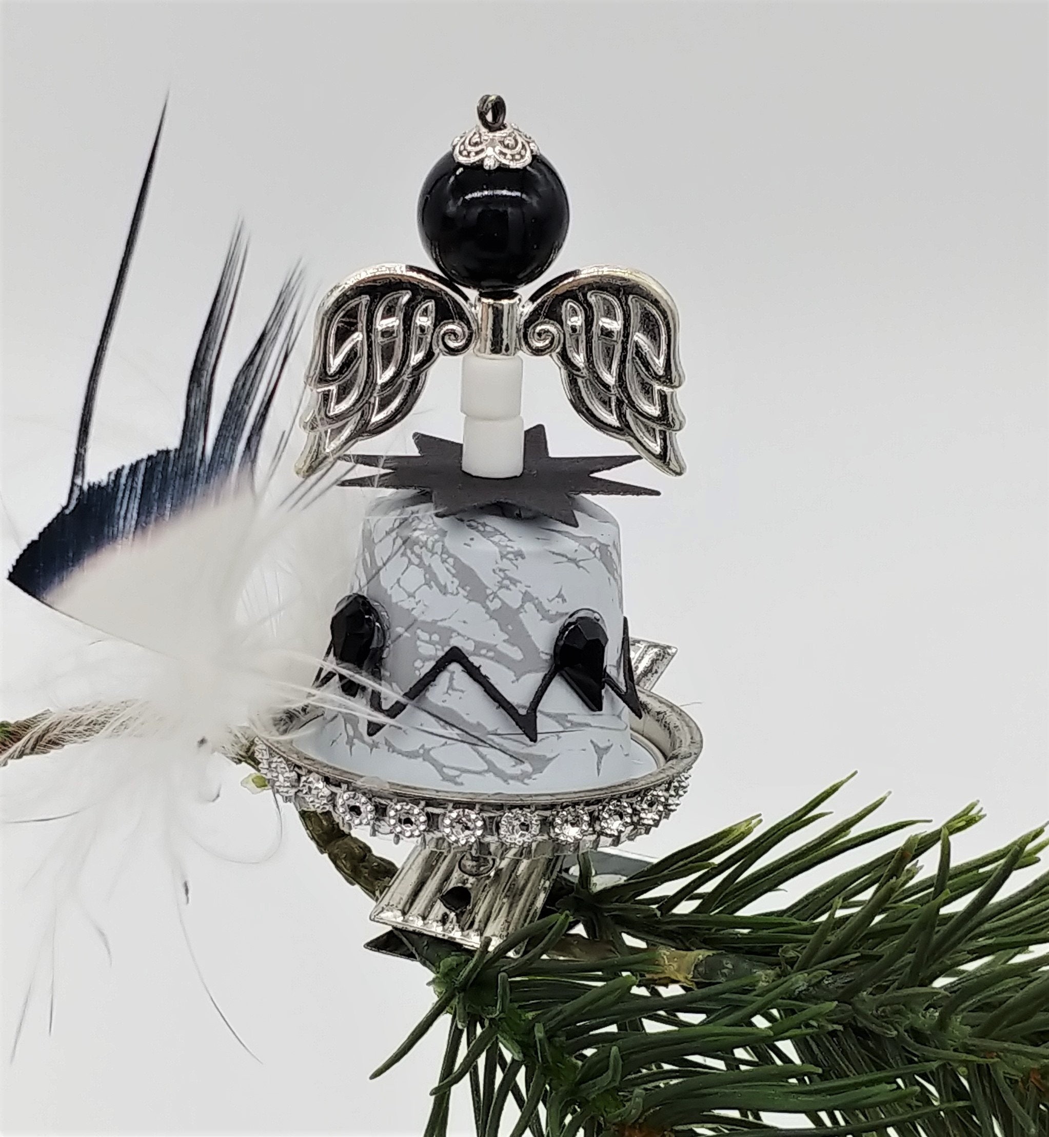 Engel aus Kaffeekapseln Christbaumkugel / Weihnachtskugel / Weihnachtsdeko auf Metallklammer Christbaumclips