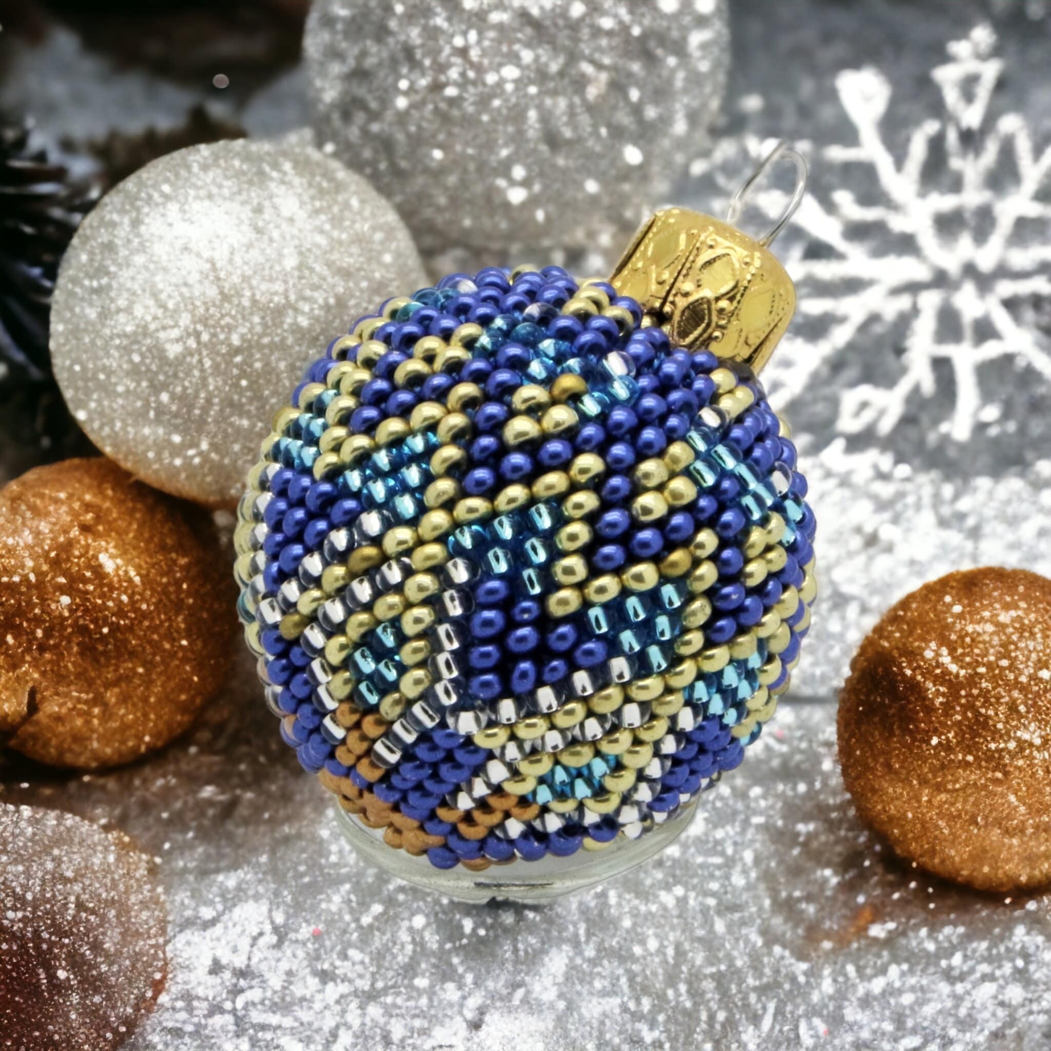 Kugel - Weihnachtskugel - Christbaumkugel 4 cm groß - mit 2,6 mm Rocailles Perlen gehäkelt