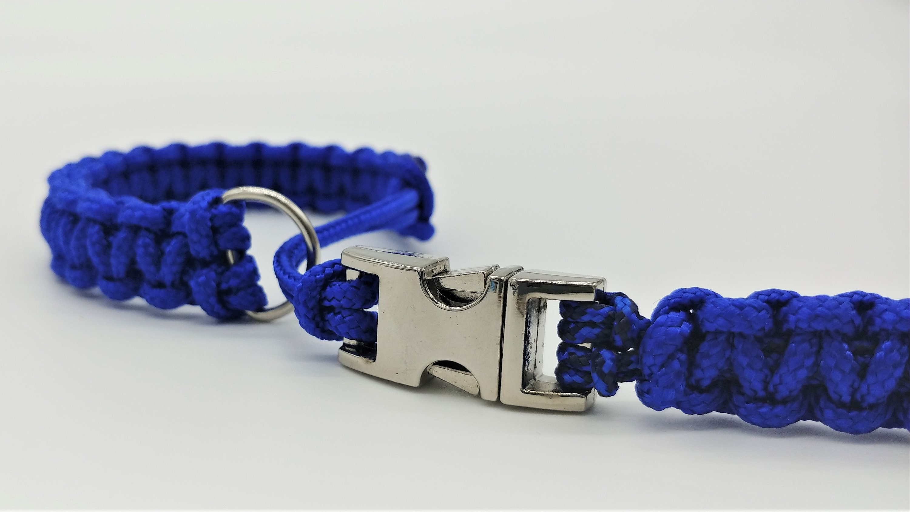 Kamera-Handschlaufe / Kameragurt / Kameraschlaufe geknotet aus Parachute Cord (Fallschirmschnur) mit Klick-Schnellverschluß / Farbe Blau Kamera-Handschlaufe / Kameragurt / Kameraschlaufe geknotet aus Parachute Cord (Fallschirmschnur) mit Klick-Schnellverschluß / Farbe Blau